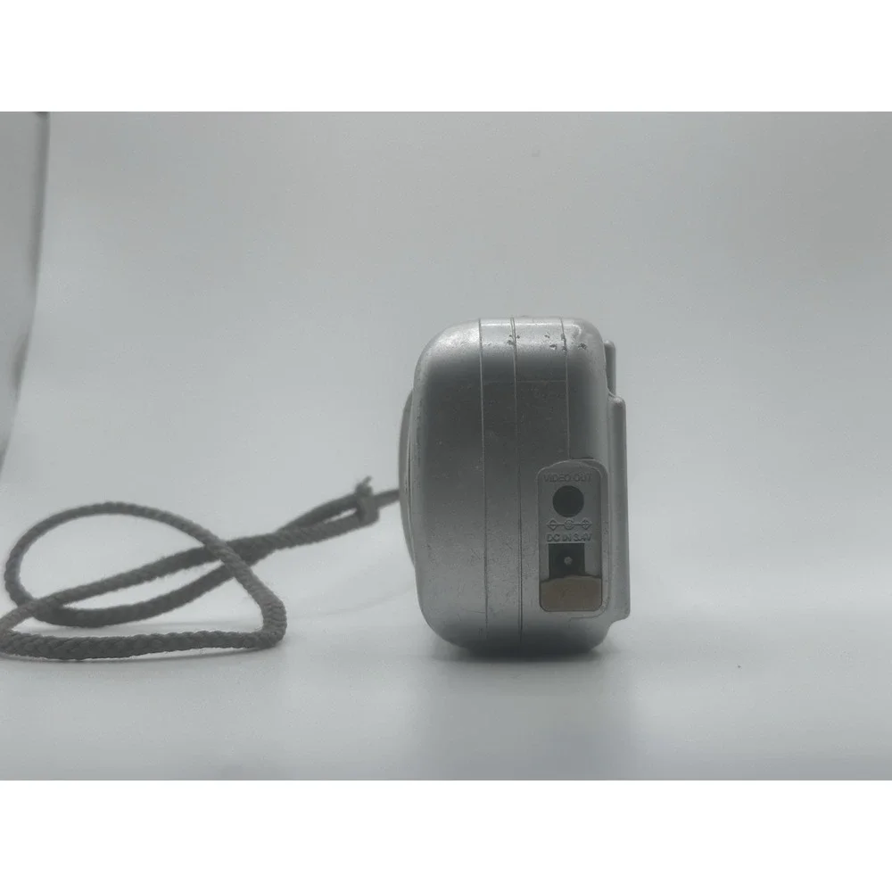 Olympus D-390 2.0MP Digital Camera Untested for Parts / Repair